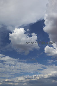 高空中一朵独立的棉花糖云