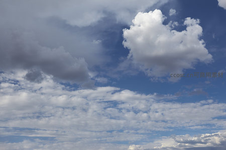 云层间隙透出湛蓝的晴空