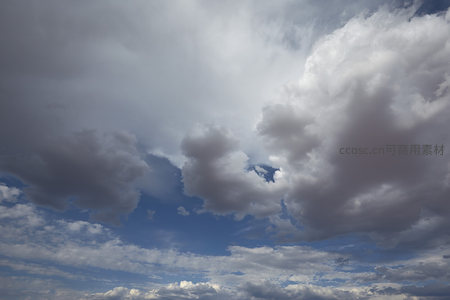 云层翻涌，蓝天若隐若现