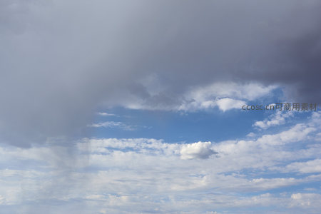 灰云压顶，晴空一线天