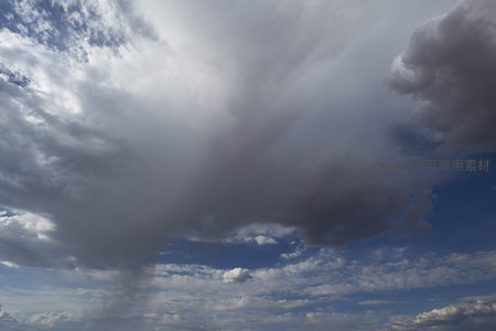 暴雨将至，云隙透光如画