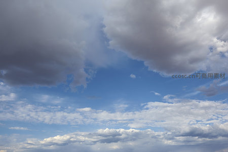 碧空如洗，云卷云舒自在