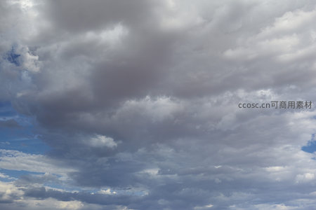 蓝天下翻滚的灰白云朵