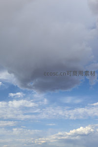 巨大积雨云悬于晴空之上