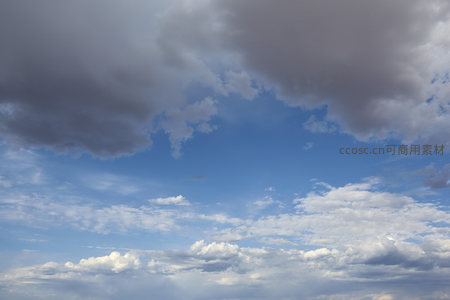 蓝天缝隙间透出的云海