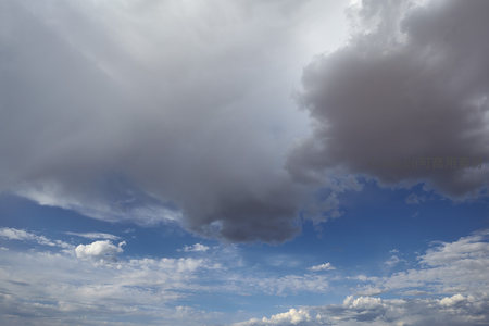 蓝天白云与厚重乌云交织的壮丽天空