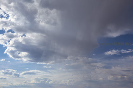 阳光穿透云隙洒向大地的瞬间