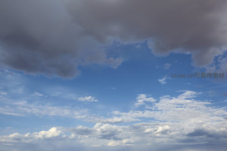 深邃蓝天上漂浮着层次分明的云彩