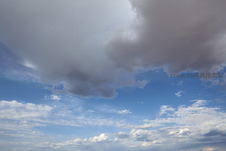灰白云团在湛蓝天空中缓慢移动