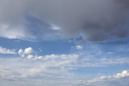 蓝天白云与厚重乌云交织的壮丽天空