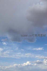 高空中灰白云团与晴空的视觉碰撞