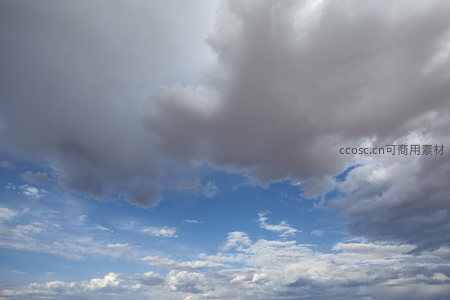 巨大云团覆盖天际线的震撼自然景观