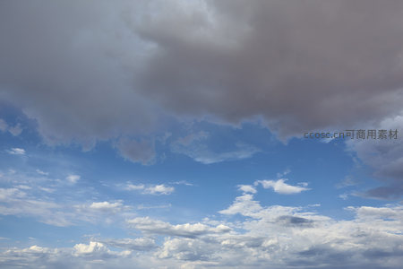 深邃蓝天上漂浮的层次分明云朵
