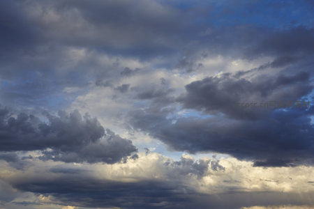 暮色苍穹，云海翻涌如墨染天幕