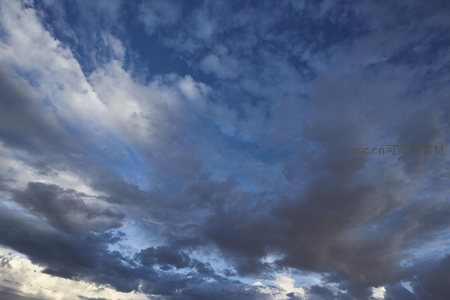 蔚蓝苍穹下，流云如絮舞动天边