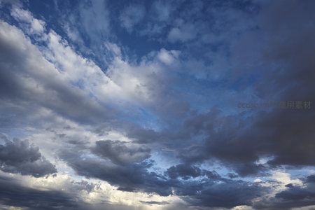 风云变幻间，云卷云舒绘天际画卷