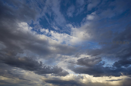 云涛汹涌处，天光破云洒落人间