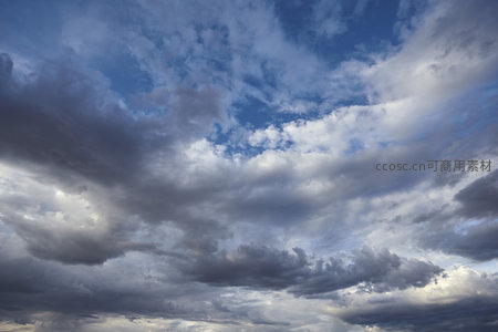 蓝天下翻滚的云海，光影交织如画