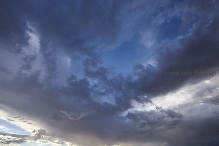 厚重乌云压顶，雷雨将至的压迫感