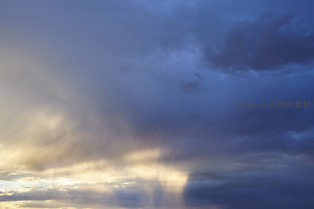 夕阳穿透云层，洒下金色光柱