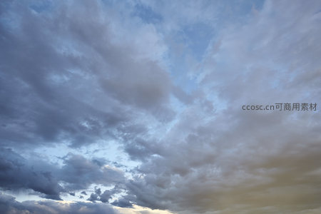 云海翻腾，晚霞映照天边金辉