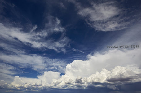 碧空如洗，白云朵朵似棉