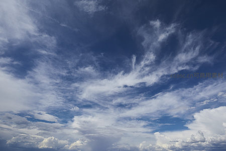 丝缕云絮，飘逸于蔚蓝天幕