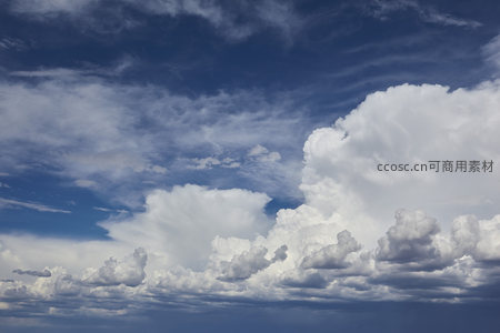 巨云如山，矗立于晴空之巅