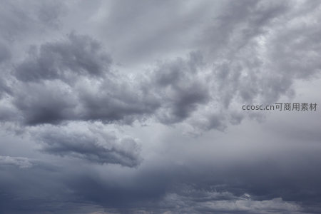 乌云密布的天空，预示着即将到来的暴雨。