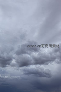 灰暗云层翻涌，天空酝酿着一场风暴。