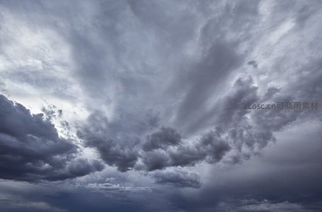 风云变幻莫测，厚重云团笼罩苍穹。