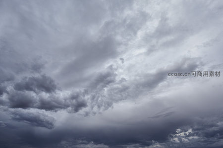 阴沉天空下，云海翻腾如波涛汹涌。