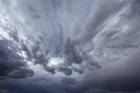 风暴前夕的天空，云层翻滚如巨浪滔天。