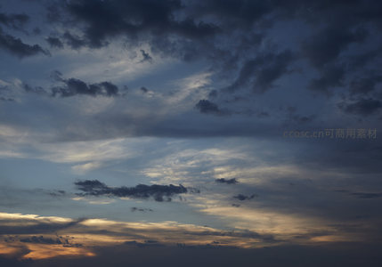 暮色苍穹的云霞余晖