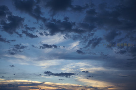 深蓝夜幕前的云影