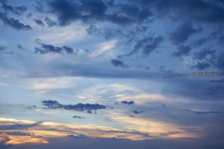 暮色苍穹云海翻涌，霞光染透天际线