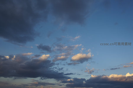 云卷云舒映晚空，光影交错绘天幕