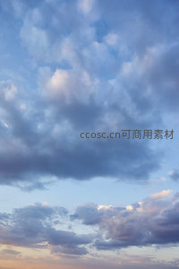 云端漫步暮色里，柔光轻抚云絮飘