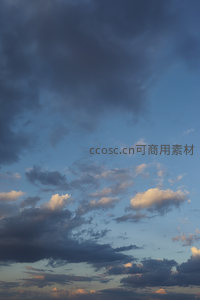 暮色苍穹云海翻涌，霞光万道染天边