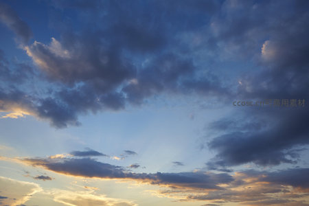 苍穹云海翻腾处，霞光万道映天边