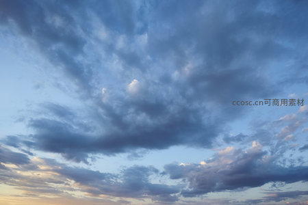 云卷云舒暮色里，霞光如织染长空