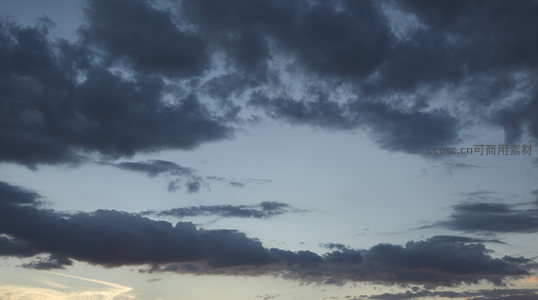 乌云低垂，暮色中透出微光希望