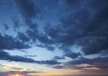 暮霭沉沉，云海翻涌如梦似幻