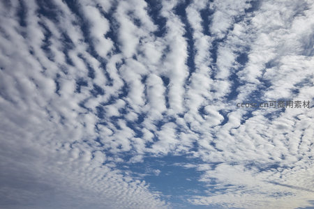 蓝天白云交织的壮丽天幕