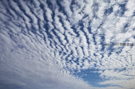 蓝天白云如画，云朵纹理细腻如棉絮