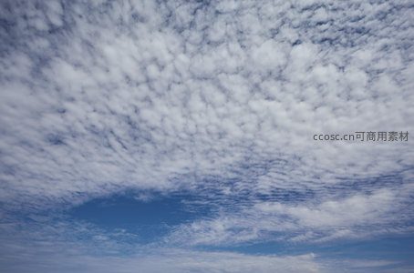 云海翻涌，蓝天缝隙透出纯净光亮