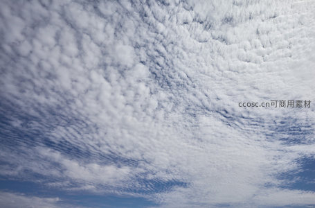 卷积云如波浪起伏，铺满整个苍穹