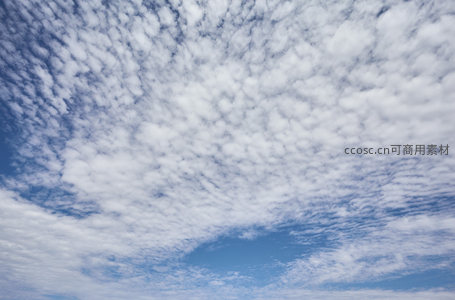 云朵轻盈飘逸，蓝天为幕布衬托纯净之美