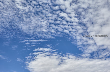 蓝天白云点缀天空，自然美景尽收眼底