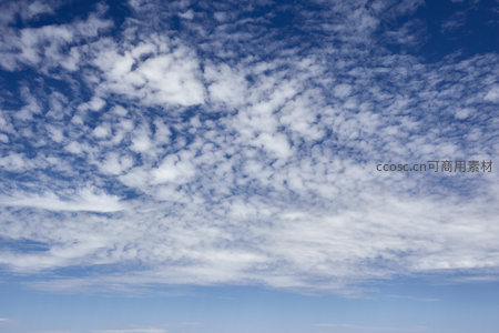 朵朵白云悠然飘荡，映衬碧空如洗的纯净世界